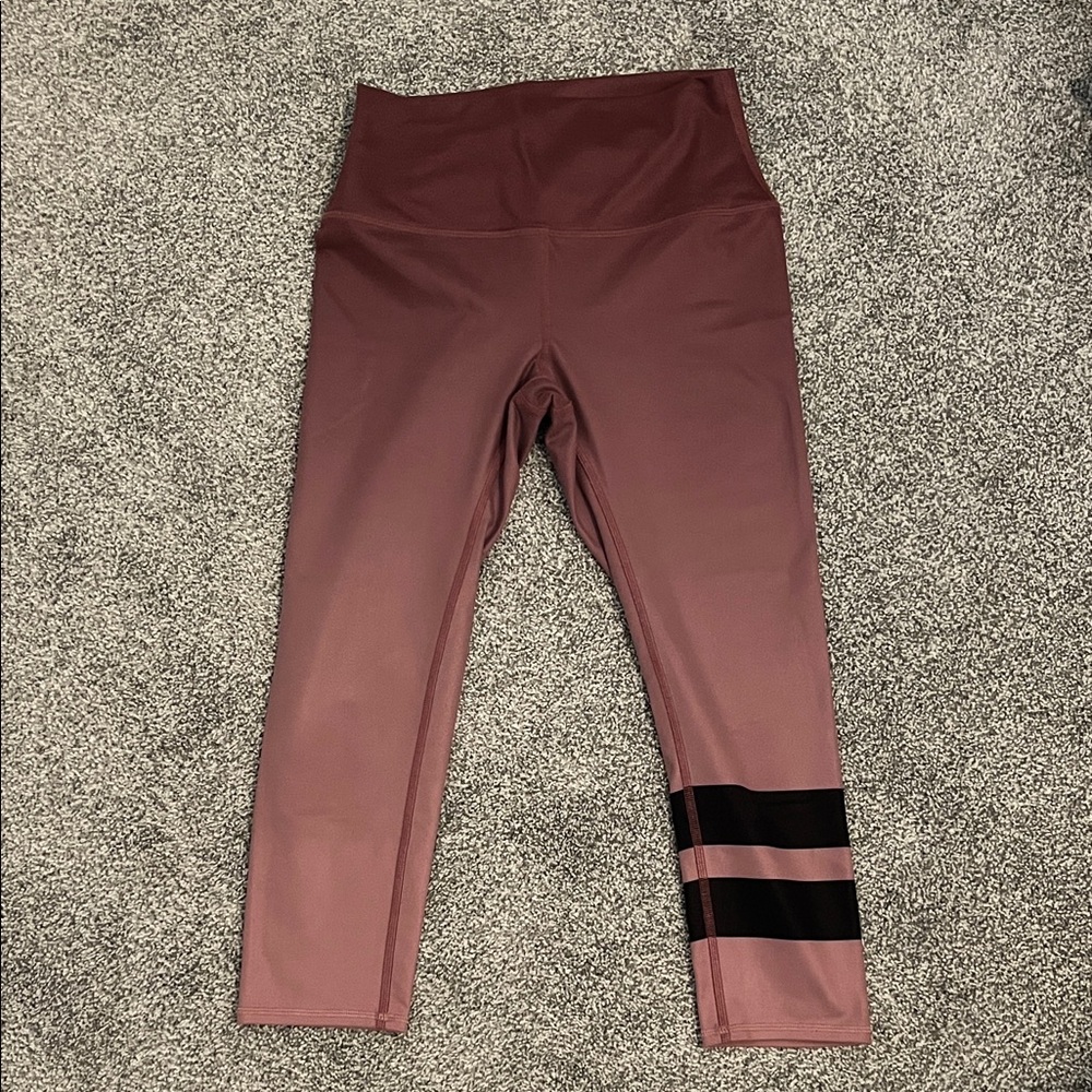 Alo Yoga Capri Mauve Leggings ombré with Black Stripes